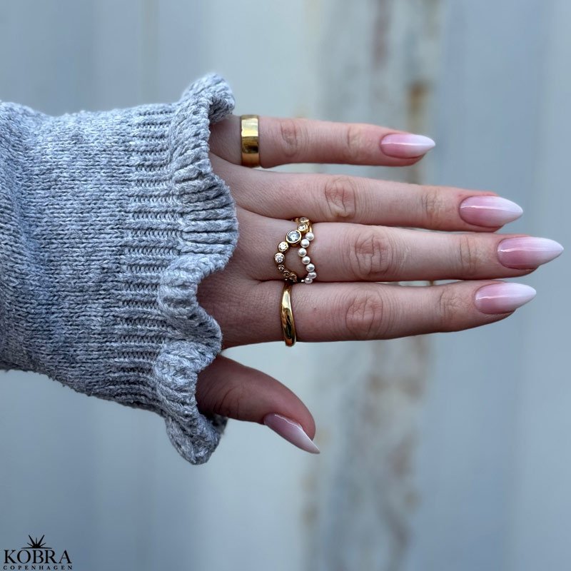 "Solenne" 18 karat forgyldt blget ring med hvide sten