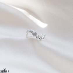 "Solenne" wavy ring with white stones in silver