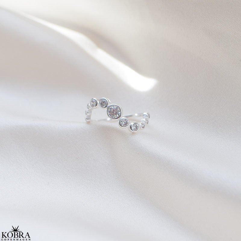 "Solenne" wavy ring with white stones in silver