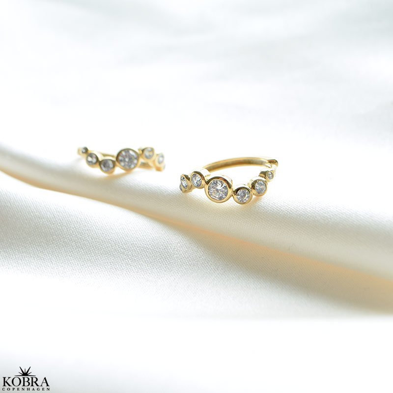 "Solenne" Wavy hoops i 18 karat forgyldt slv med zirkonia