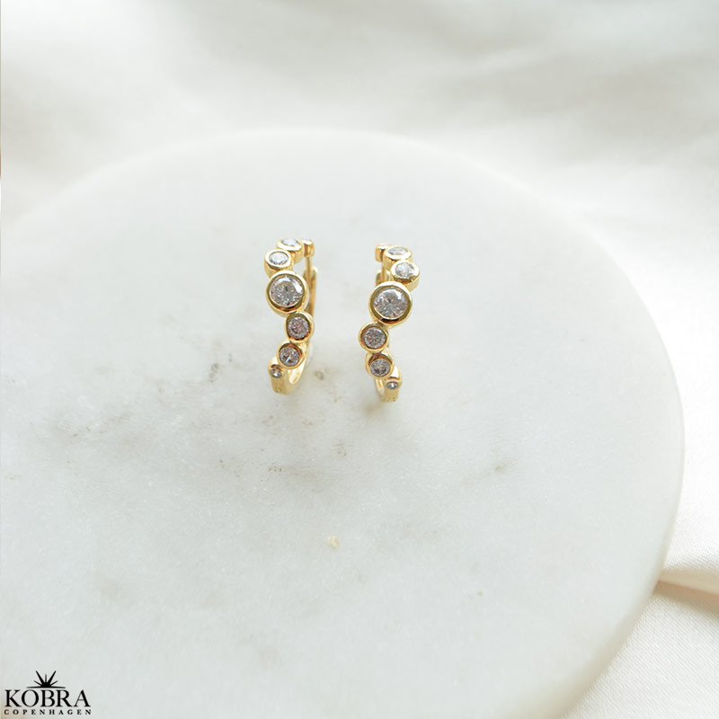 "Solenne" Wavy hoops i 18 karat forgyldt slv med zirkonia