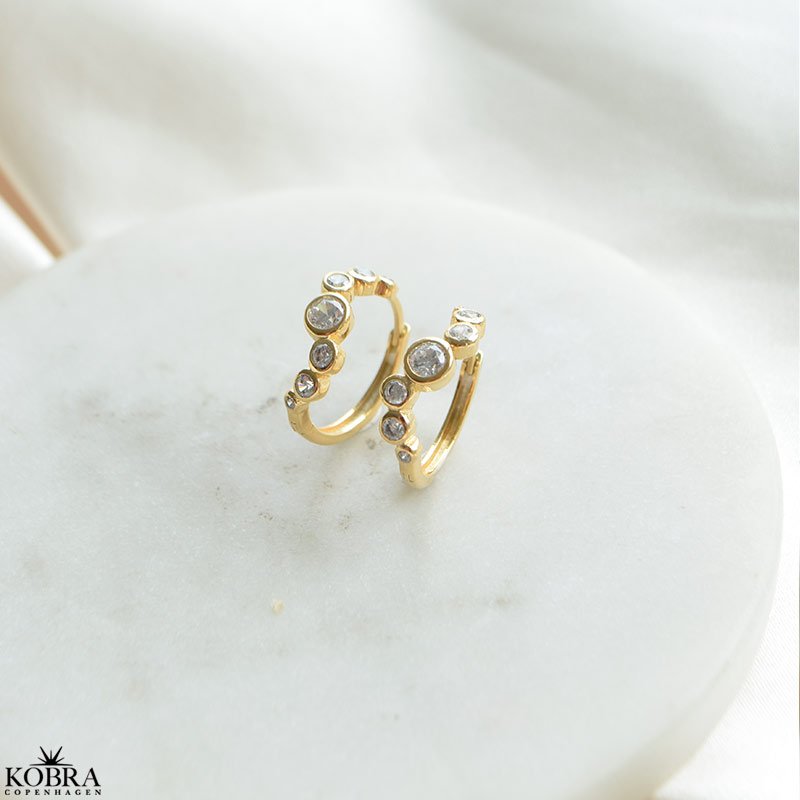 "Solenne" Wavy hoops i 18 karat frgyllt silver med zirkonia