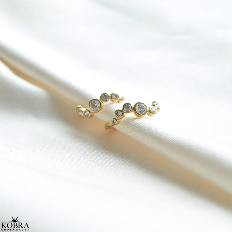 "Solenne" Wavy hoops i 18 karat forgyldt slv med zirkonia