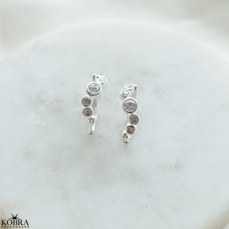 "Solenne" Sterling slv hoops med blgende former og zirkonia