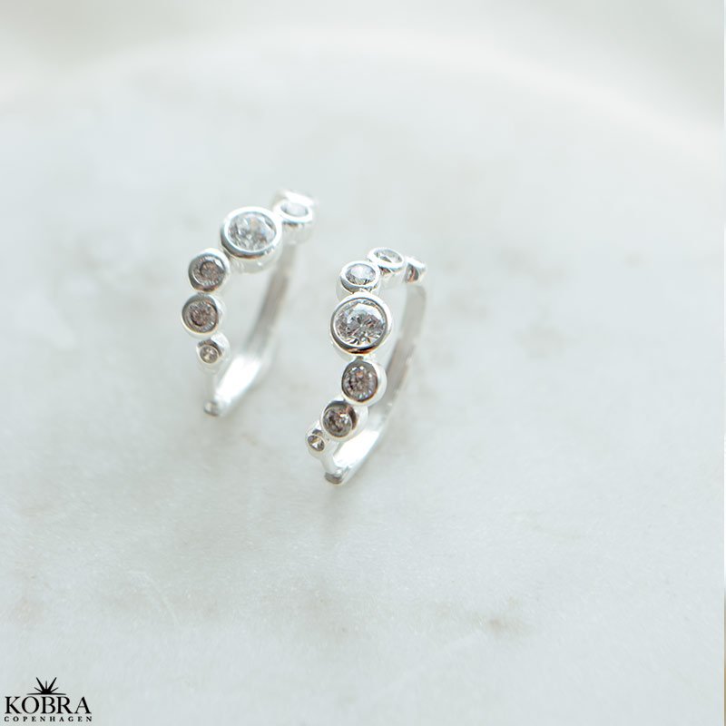 "Solenne" Hoops i kta silver med vita zirkoner  tidls elegans