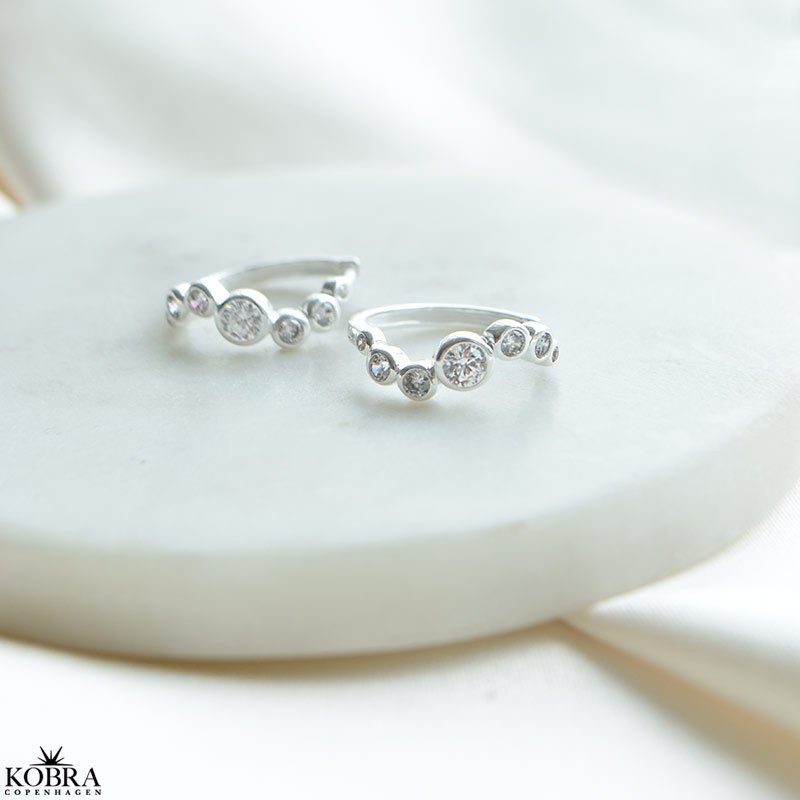 "Solenne" Sterling slv hoops med blgende former og zirkonia