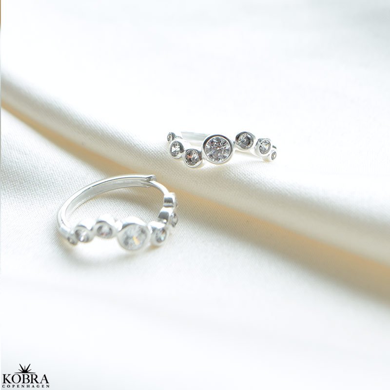 "Solenne" Sterling slv hoops med blgende former og zirkonia