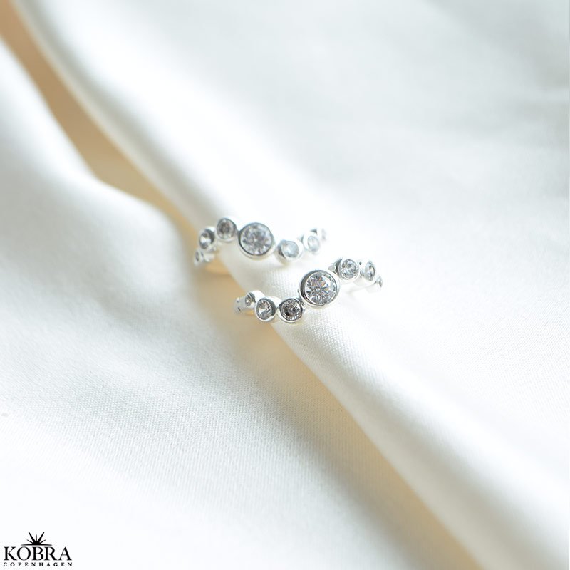 "Solenne" Sterling slv hoops med blgende former og zirkonia