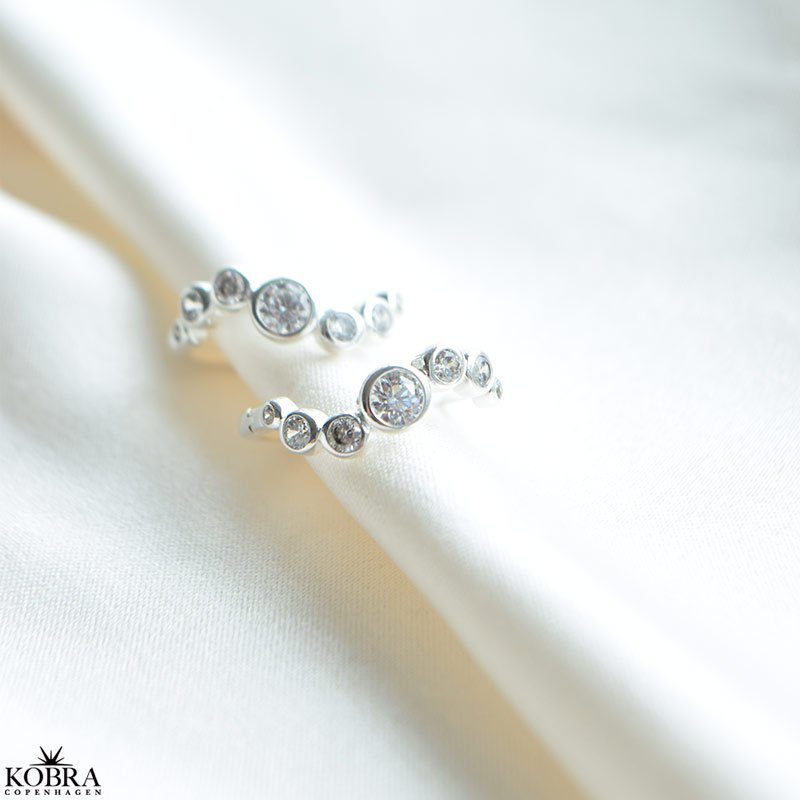 "Solenne" Sterling slv hoops med blgende former og zirkonia