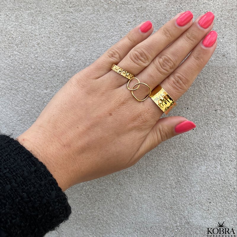 "Phlox" hammered ring in 18 carat gold plated