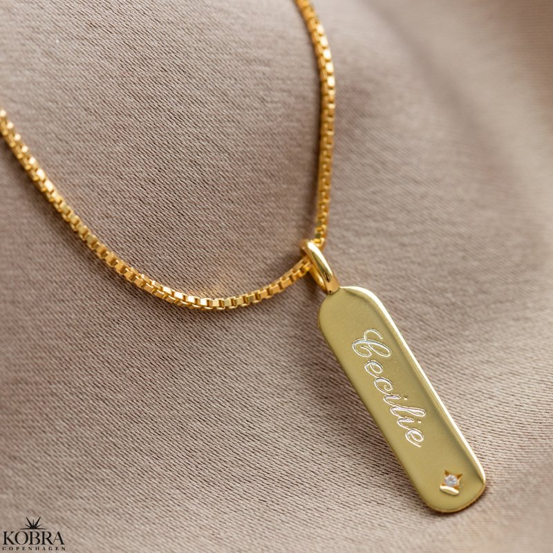 "Breeze" 18 karat forgyldt halskde med indgravering samt hvid smuk sten
