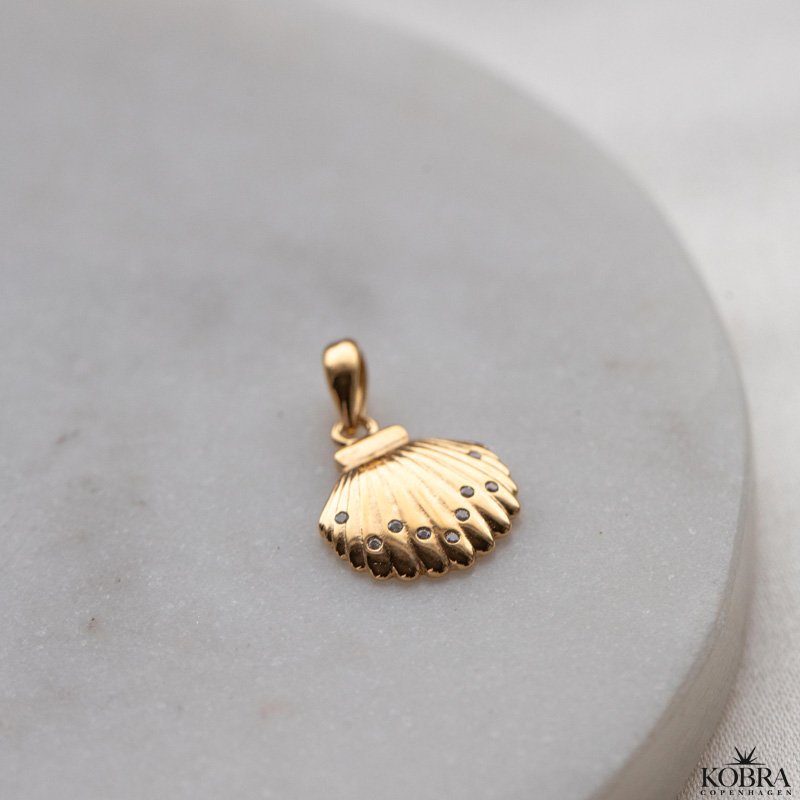 "Camina" musling charm i guld