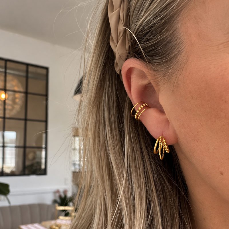"Eliana" earcuff med kuledesign i 18k forgylt s�lv.