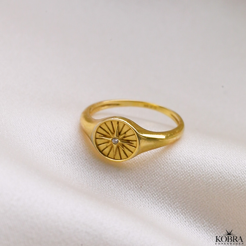 "Cassiopeia" guld signet ring med stjerne og hvid sten