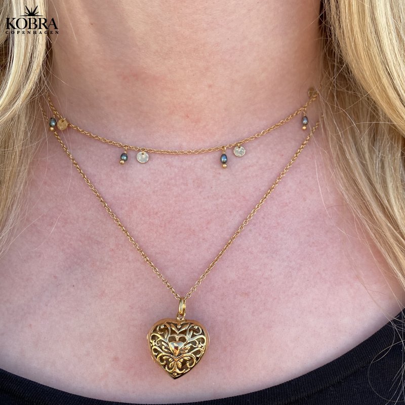 "Celda" Medaljon i guld med hjerte og personlig gravering