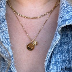 Charm- Lille amulet med kors og sten i forgyldt