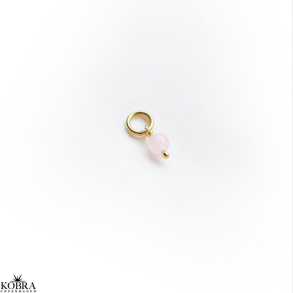 Charm i guld med lyserd agat