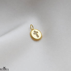 Charm- Lille amulet med kors og sten i forgyldt