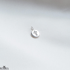 Charm-Lille amulet med kors og sten i slv