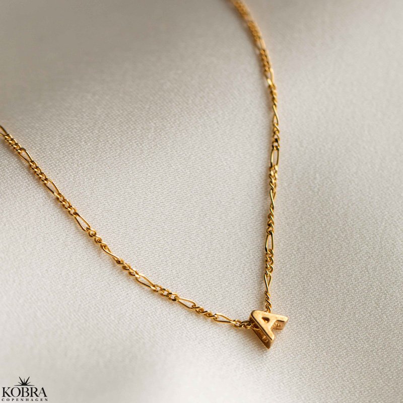 "Chloe" 18 karat forgyldt bogstav / navne halskde med 1 bogstav