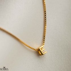 "Chloe" 18 karat forgyldt bogstav / navne halskde med 1 bogstav
