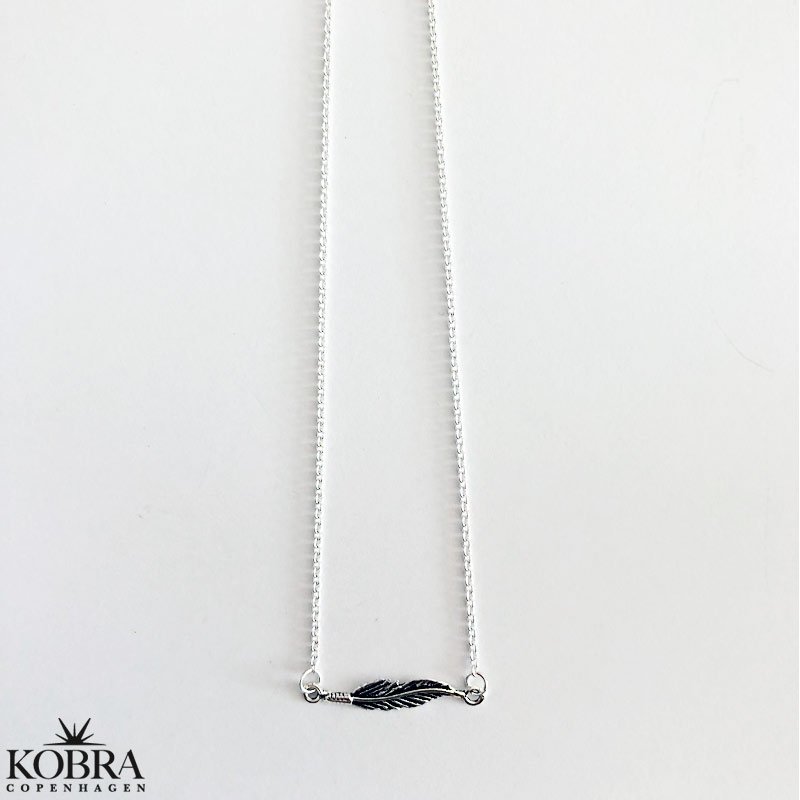 "Merle" silver necklace / choker with small feather