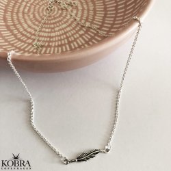 "Merle" silver necklace / choker with small feather