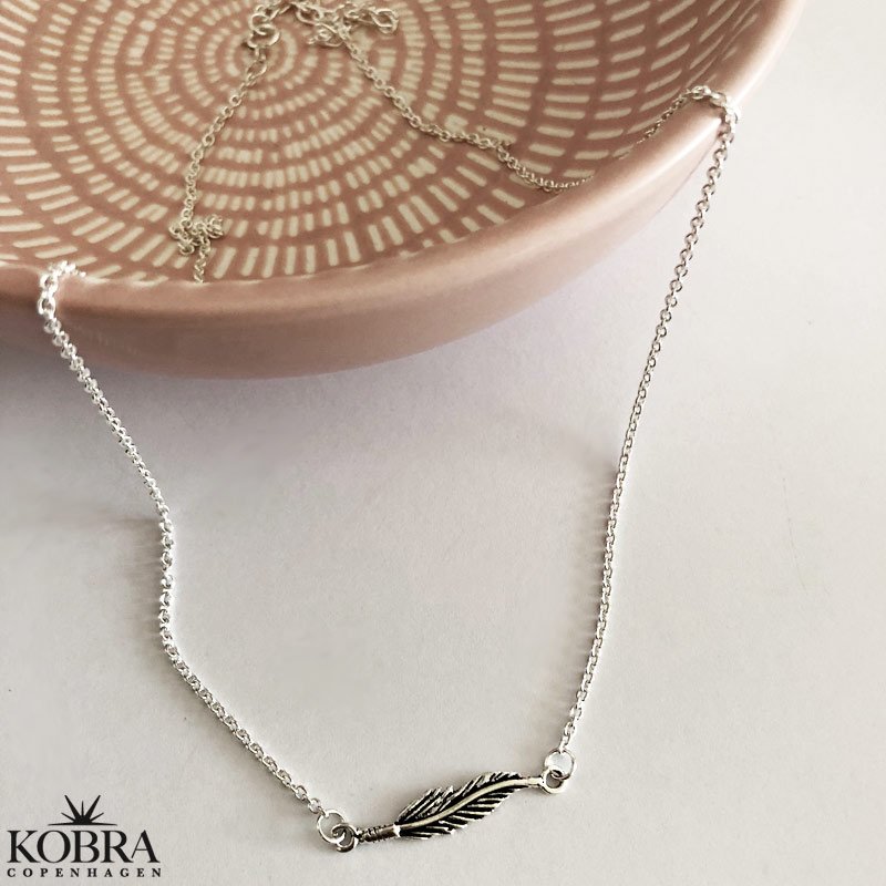 "Merle" silver necklace / choker with small feather