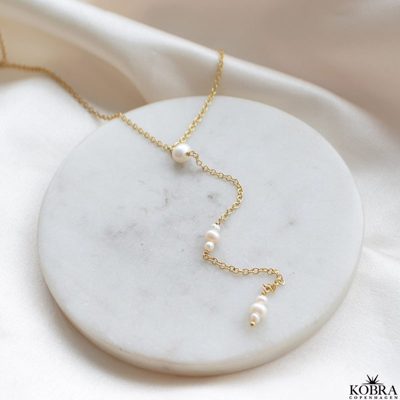 Midsommar" 18 karat forgyldt drop halskde med hvide ferskvandsperler