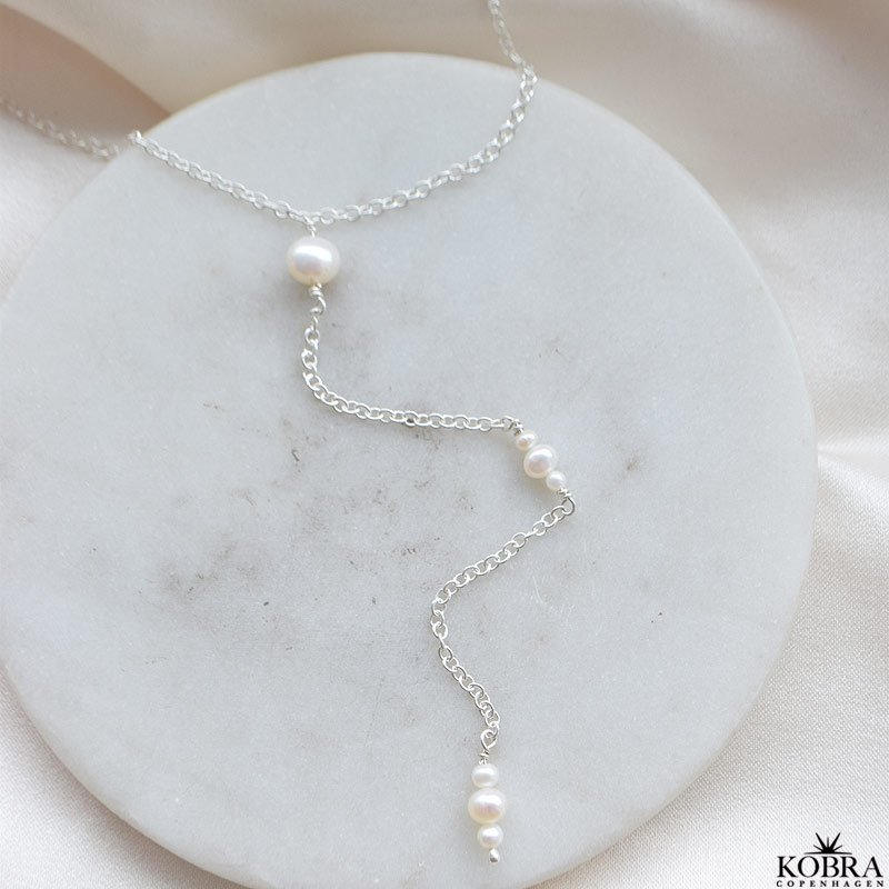 "Midsommar" drop slv halskde med hvide ferskvandsperler