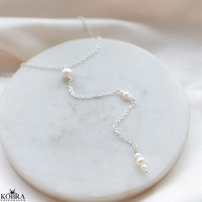 "Midsommar" drop slv halskde med hvide ferskvandsperler