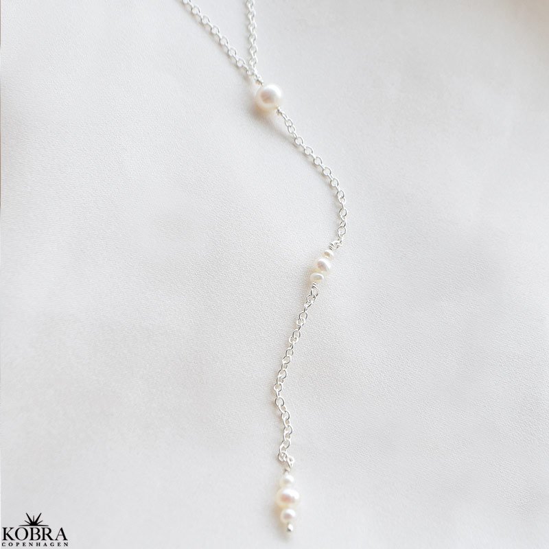 "Midsommar" drop slv halskde med hvide ferskvandsperler