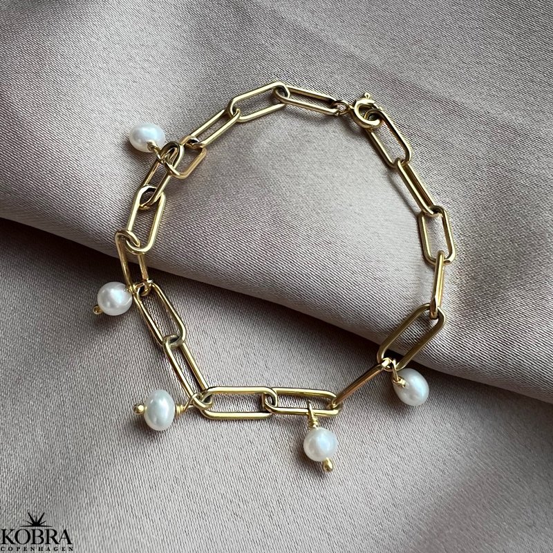 "Picola" guld armbnd med hvide ferskvandsperler og chunky kde