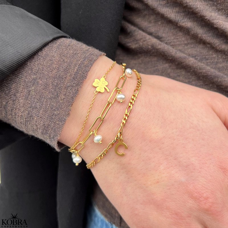 "Picola" guld armbnd med hvide ferskvandsperler og chunky kde