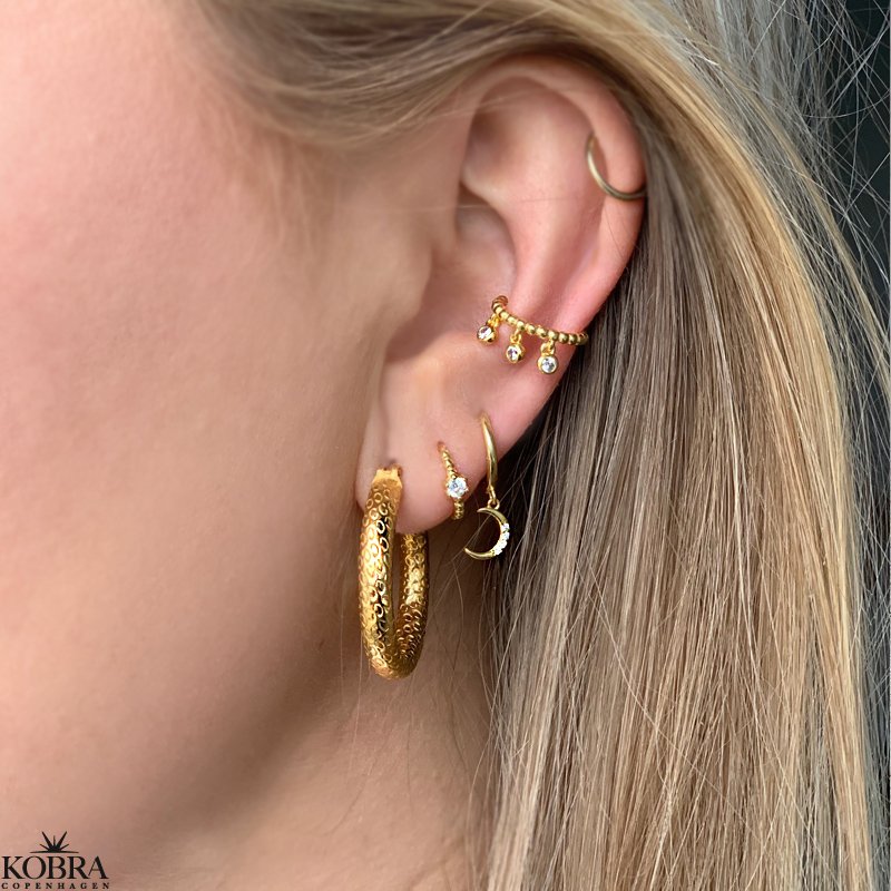 "Ellis" guld earcuff med guldkugler og hvide sten