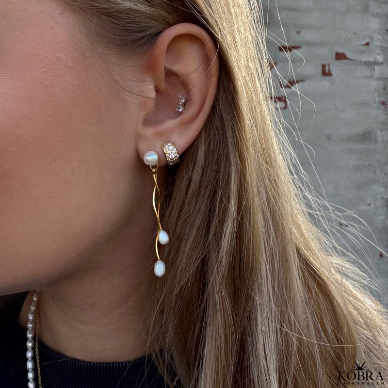 "Silke" 18 karat forgyldte curvy perle reringe