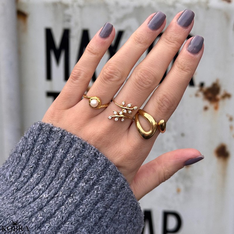 "Viva" gold-plated ring with white stones and leaves