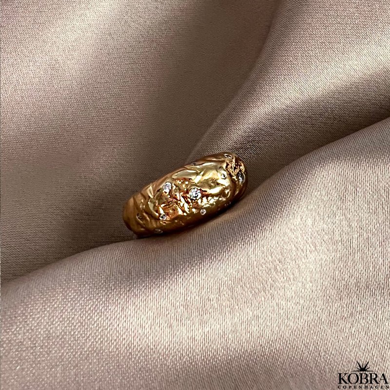 "Luna" stor chunky guld ring med hvide sten