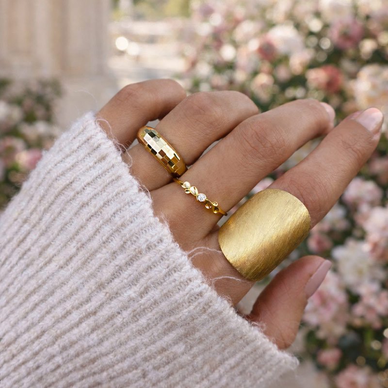 "Harvey" stor bred guld ring i matteret design