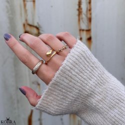 "Veronica" smuk guld ring med guldkugler og hvide sten