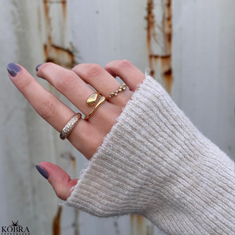 "Veronica" smuk guld ring med guldkugler og hvide sten