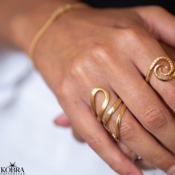 "Stroke" stor guld ring i smukt design
