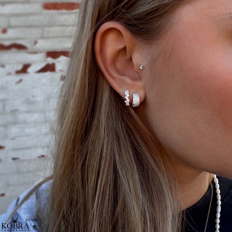  "Mikami" unikke slv hoops med hvide sten (small)