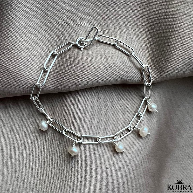 "Picola" chunky slv armbnd med hvide ferskvandsperler