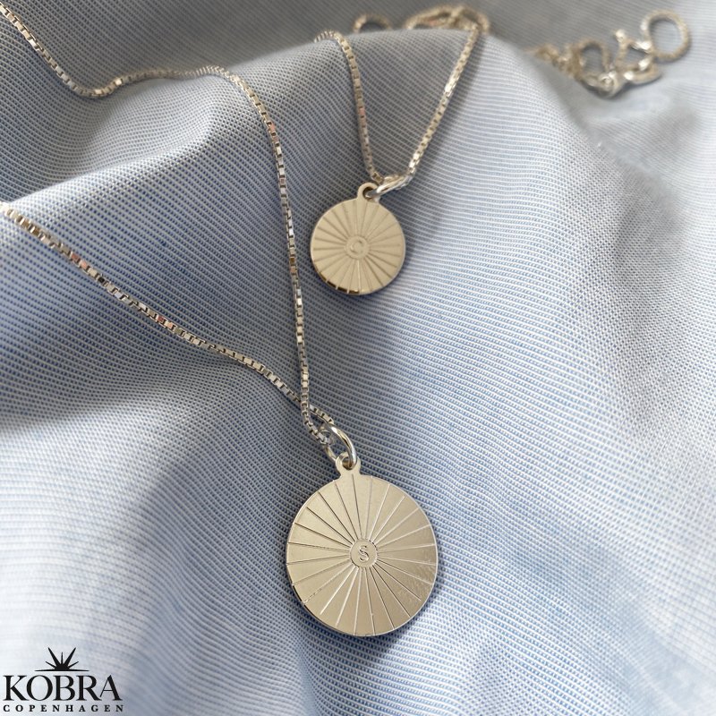 "Mayday Circle" sterling slv halskde med gravering