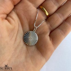 "Mayday Circle" sterling slv halskde med gravering