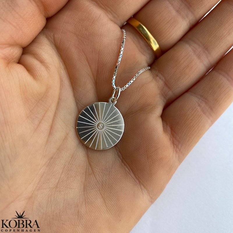 "Mayday Circle" sterling slv halskde med gravering