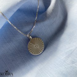 "Mayday Circle" sterling slv halskde med gravering