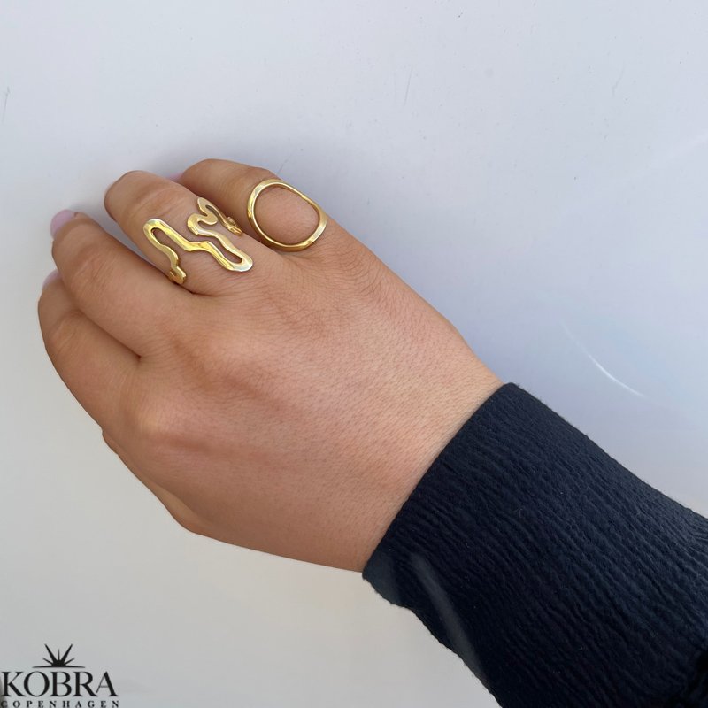 "Circus" handmade gold ring with a large circle