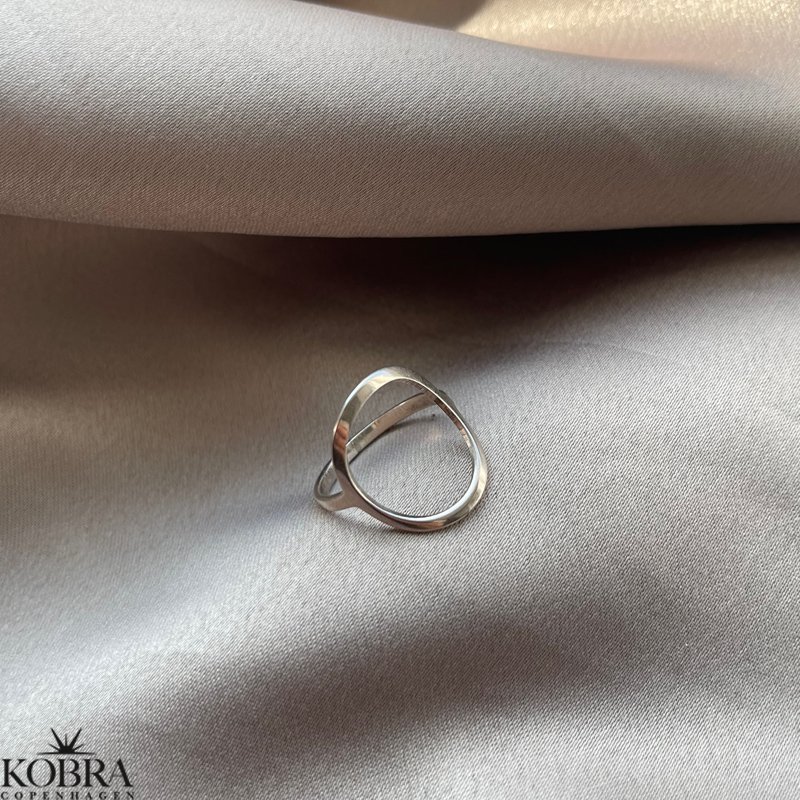 "Circus" handmade ring in sterling silver with a large circle